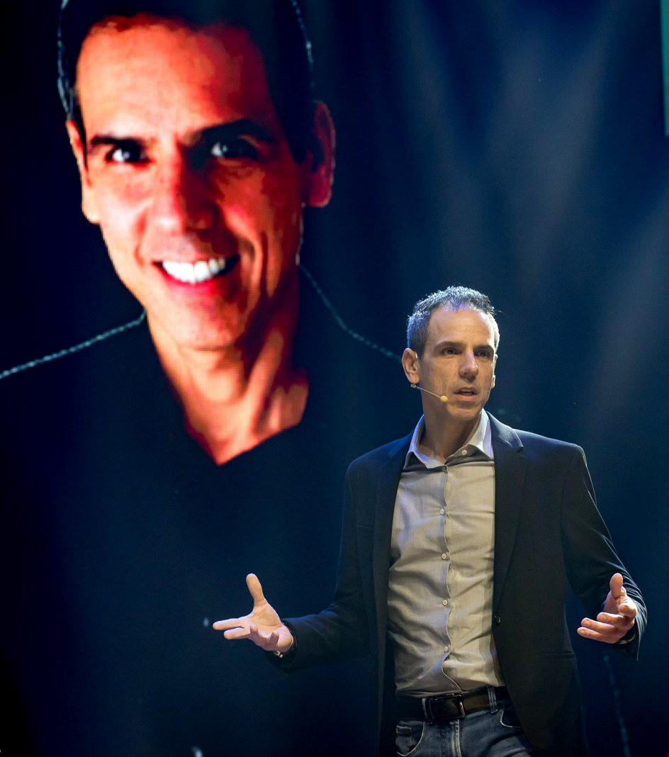 Vinicius Michalski no palco, durante palestra
