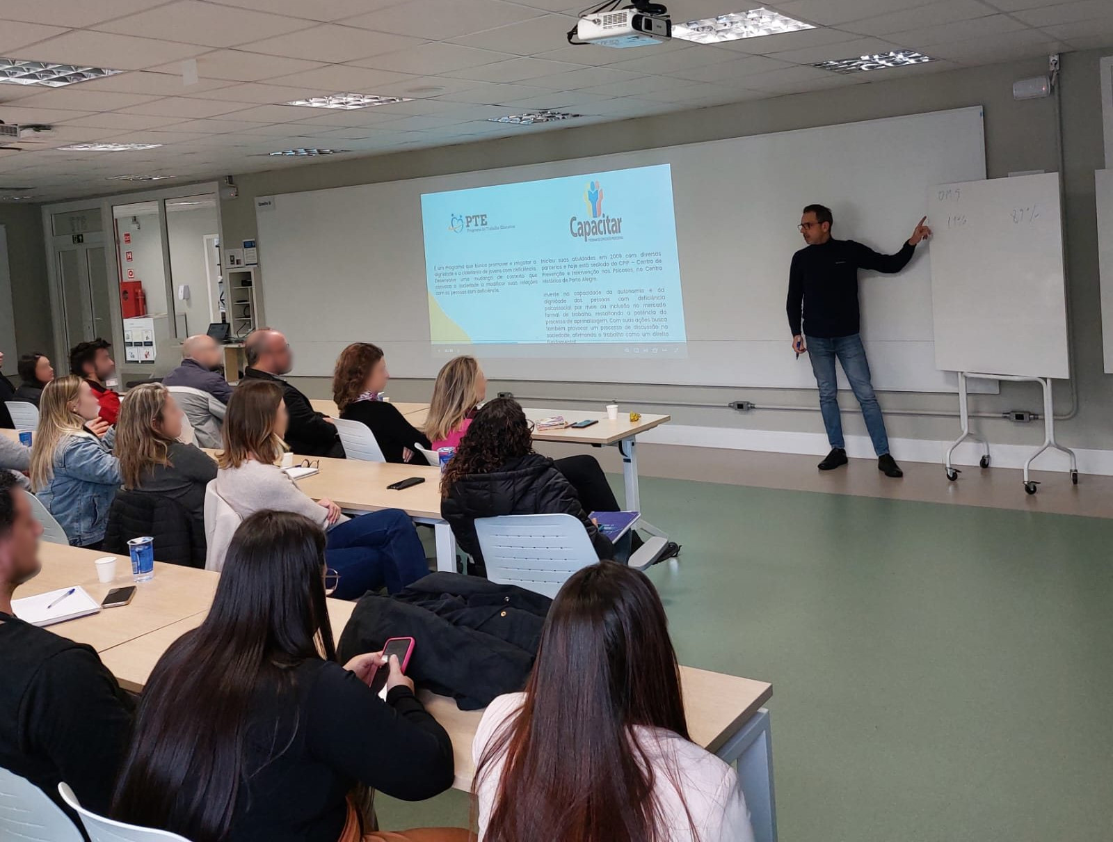Palestra sobre inclusão pelo Projeto Capacitar, na PUCRS