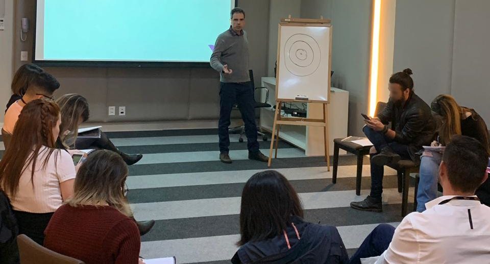 Treinamento sobre proxêmica com equipe em sala