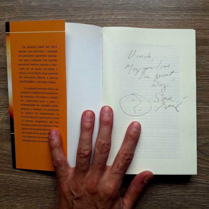 Livro aberto com dedicatória manuscrita de Stephen Gilligan